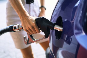 Цены на нефть падают, а на бензин растут 