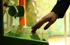 С 1 марта месячный лимит снятия наличных средств в банкоматах Сбербанка сокращается в три раза