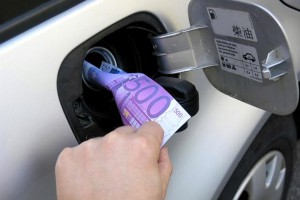 В странах Европейского союза цены на бензин падают, а в Таможенном союзе – растут