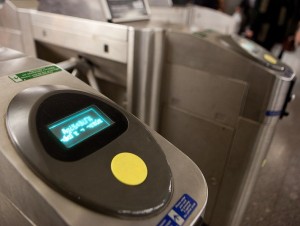 Расплатиться за билет на проезд в метро москвичи смогут банковской картой