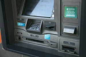  Сбербанк поднимает тариф за снятие наличных с карточек Visa