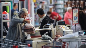 Малоимущие россияне будут получать по 10 тысяч рублей в год на продукты Малоимущие россияне будут получать по 10 тысяч рублей в год на продукты