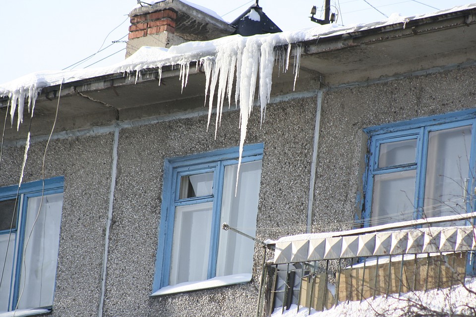 В Барнауле могут появиться крыши с подогревом, которые спасут от сосулек
