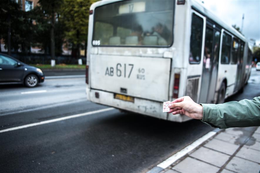Пять видов транспортных карт внедрят в автобусах Псковской области