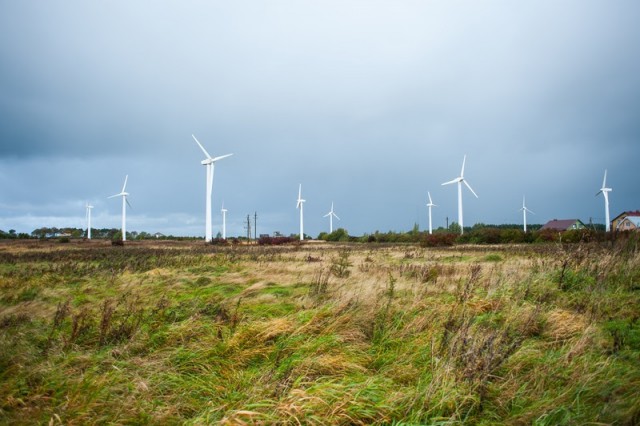 Штормовой ветер на 20 процентов снизил стоимость электричества в Прибалтике