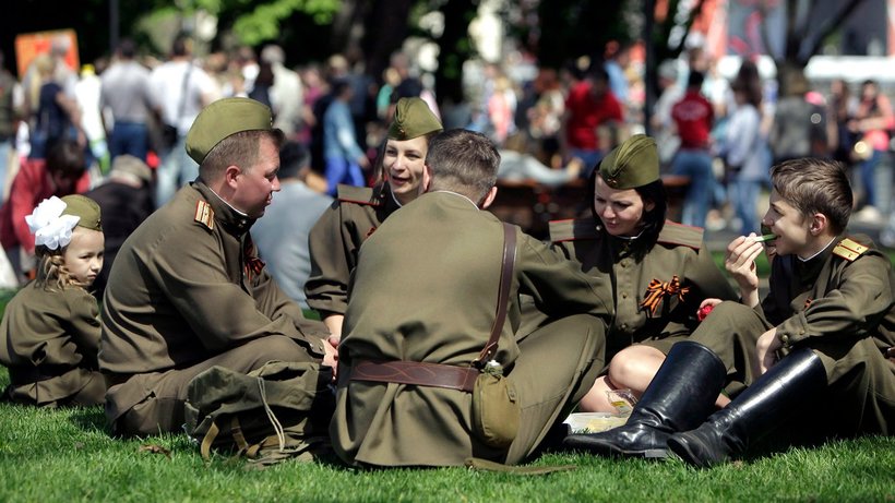 Жители Подмосковья в День Победы смогут бесплатно отправить открытки из парков