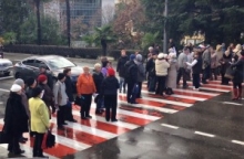 Пенсионеры перекрыли главные улицы Сочи и Краснодара, требуя вернуть льготы на проезд 