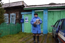В Омской деревне почтальон бесплатно работает за фельдшера